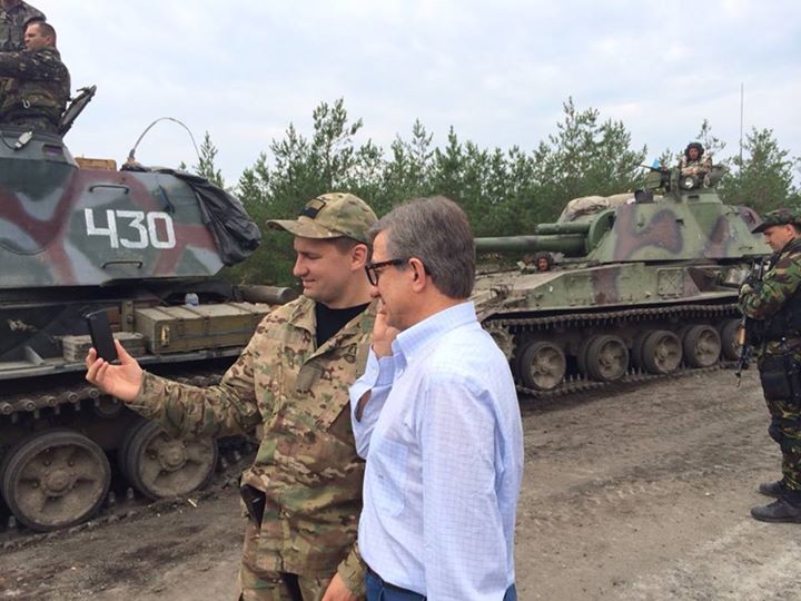 Губернатор Донецкой области Сергей Тарута помогает солдату Вооруженных сил Украины сделать селфик для подружки.