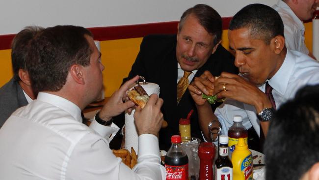 Барак Обама и Дмитрий Медведев лакомятся бургерами в заведении Ray's Hell Burger, 24 июня 2010 года.