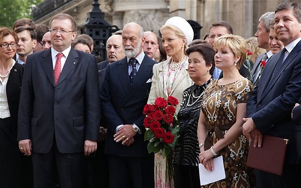 На открытии памятника Юрию Гагарину в Лондоне 14 июля 2011 года; слева направо – Александр Яковенко, принц Майкл Кентский с супругой, Наталья Королёва (дочь Сергея Королева), Елена Гагарина (дочь Юрия Гагарина).