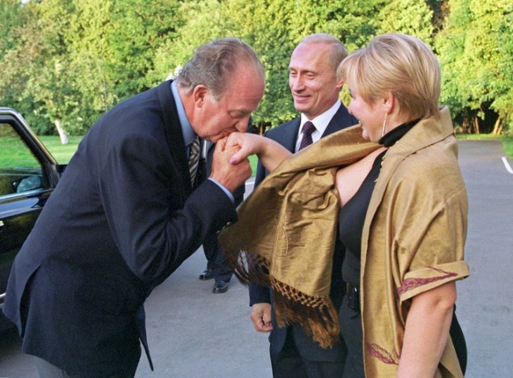 Король Испании Хуан Карлос I с Владимиром Путиным и его супругой, 17 августа 2002 года.