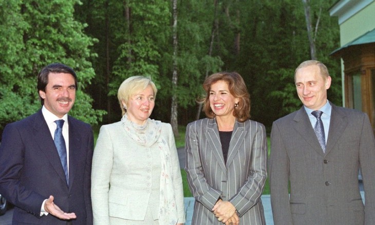 Президент России Владимир Путин, жена премьер-министра Испании Ана Ботела де Аснара, жена президента Путина Людмила и премьер-министр Испании Хосе Мария Аснар в резиденции Путина, 21 мая 2001 года.