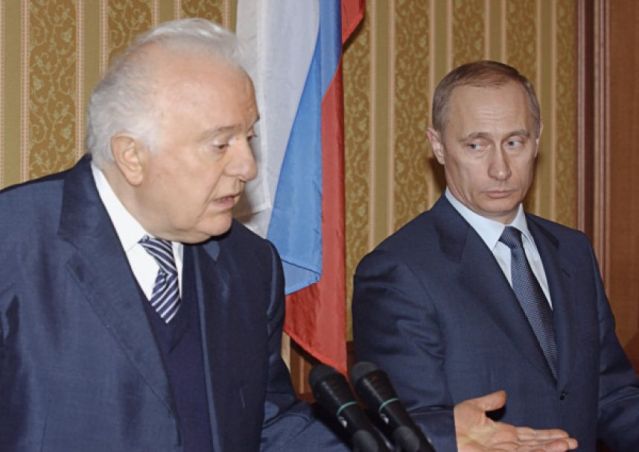 Президент Грузии Эдуард Шеварнадзе с Владимиром Путиным.