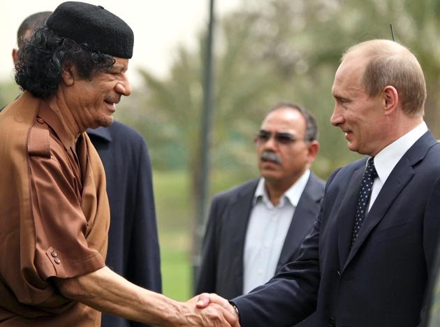 Лидер Ливийской Джамахирии Муаммар Каддафи с Владимиром Путиным в Марракеше, 2011 год.