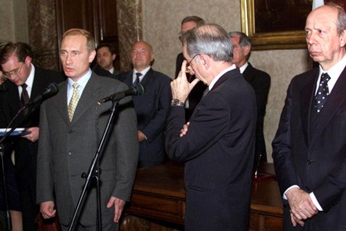 С Председателем Совета министров Италии Джулиано Амато во время совместной пресс-конференции по итогам переговоров.5 июня 2000