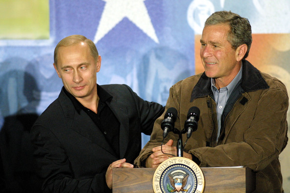  Президент США Джордж Буш-младший и президент России Владимир Путин 15 ноября 2001 года во время визита средней школы в Кроуфорде, штат Техас. 