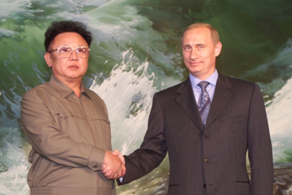 Владимир Путин и лидер КНДР Ким Чен Ир, 23 августа 2002 года.