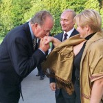 Король Испании Хуан Карлос I с Владимиром Путиным и его супругой, 17 августа 2002 года.