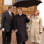 Владимир Путин, президент Украины Виктор Ющенко и Людмила Путина перед парадом в День Победы, 9 мая 2005 года.