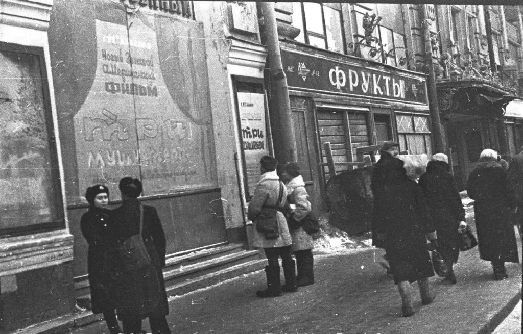 На Невском проспекте у кинотеатра «Художественный». Декабрь 1941