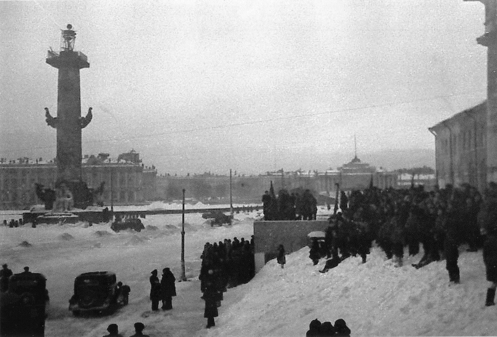 Ленинградцы у здания Биржи в день снятия блокады.