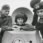 Батальонный комиссар 29-й танковой бригады РККА В. Ю. Боровицкий с немецкими офицерами у бронеавтомобиля БА-20 в Бресте